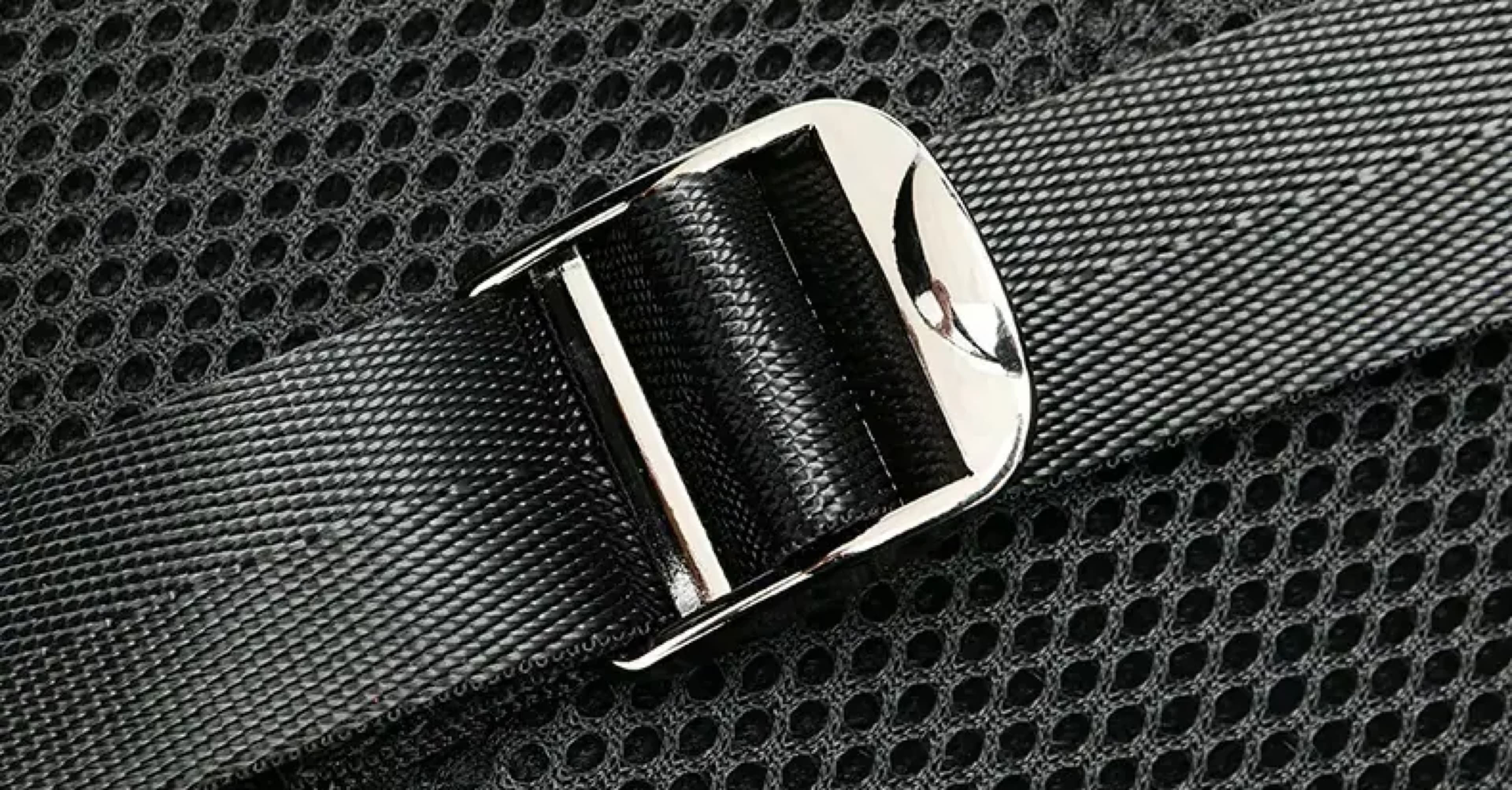 Détail : boucle chromée sur sangle technique