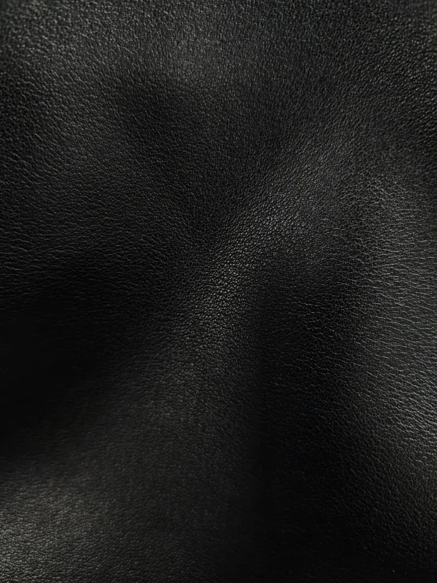 Cuir noir grainé, vue rapprochée
