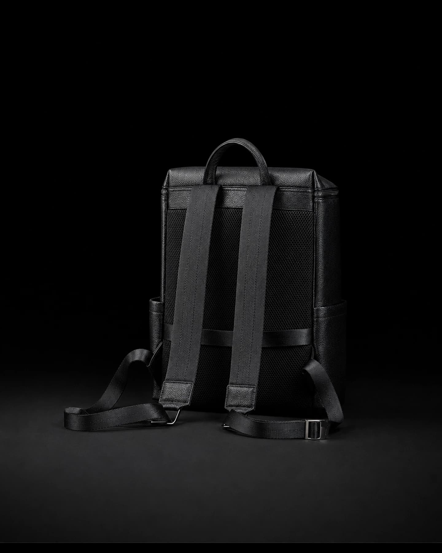 Dos du sac LC/01 : bretelles sanglées et mesh, sur fond noir