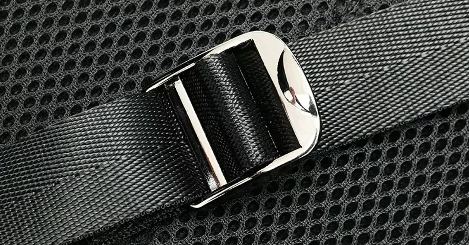 Boucle en métal poli sur la sangle, posée sur le dos en mesh du sac