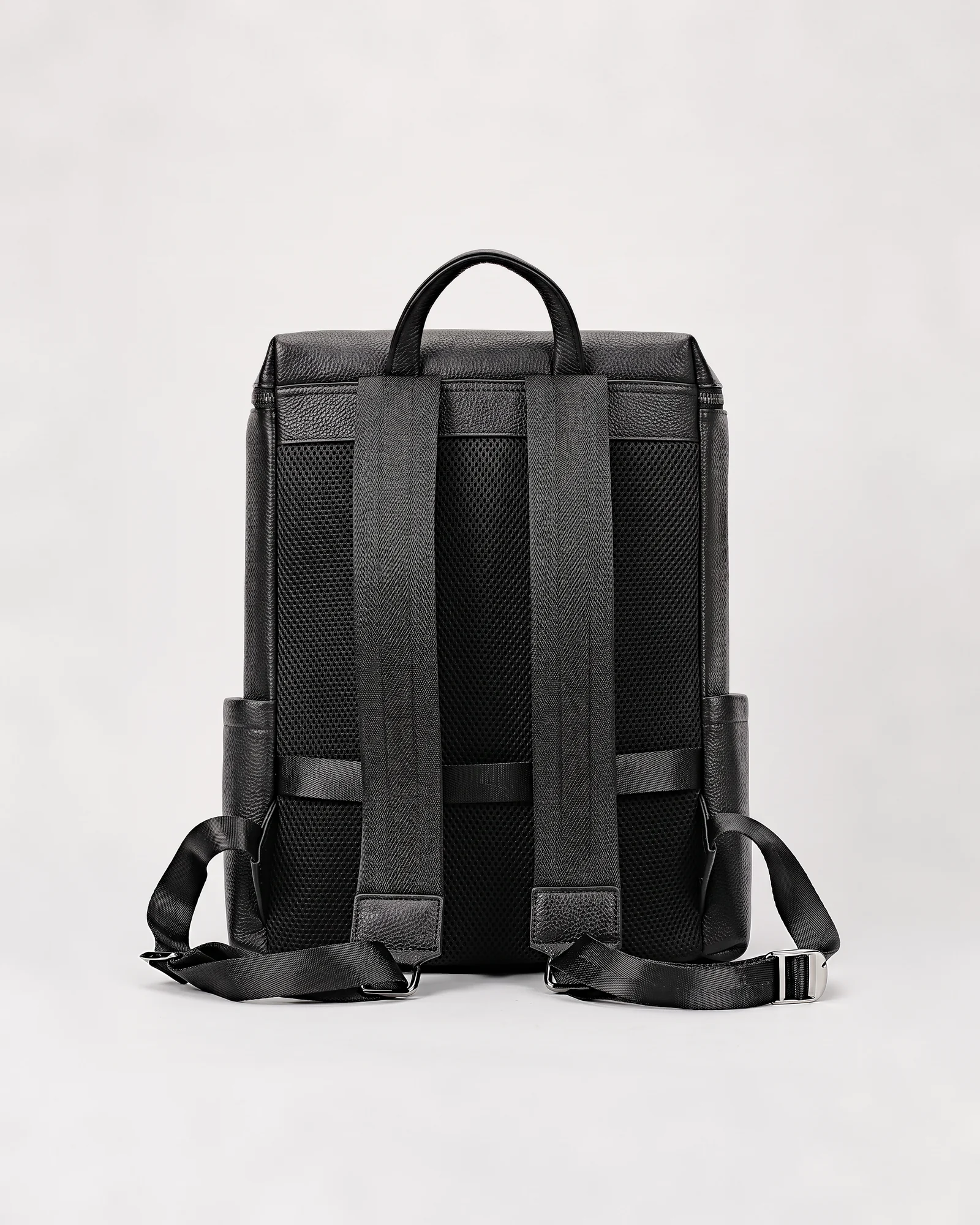 Dos du sac LC/01 : panneau en mesh aéré, bretelles sanglées et boucles réglables argent