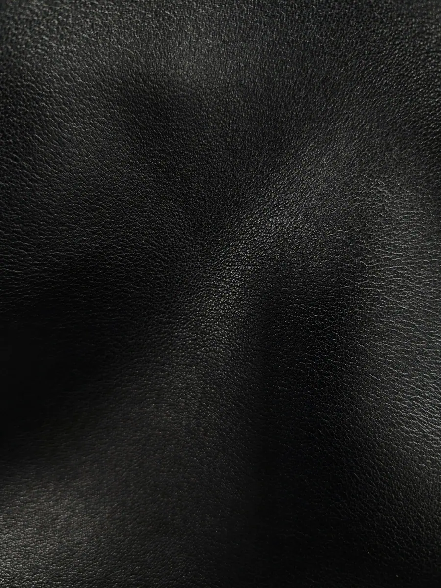 Cuir noir grainé, vue rapprochée